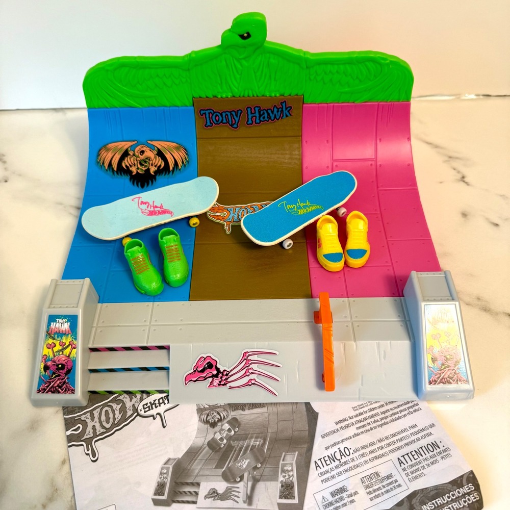 TONY HAWK HOT WHEELS Skate Fingerboard Playset 2 Skateboards 4 Shoes 2022 NICE